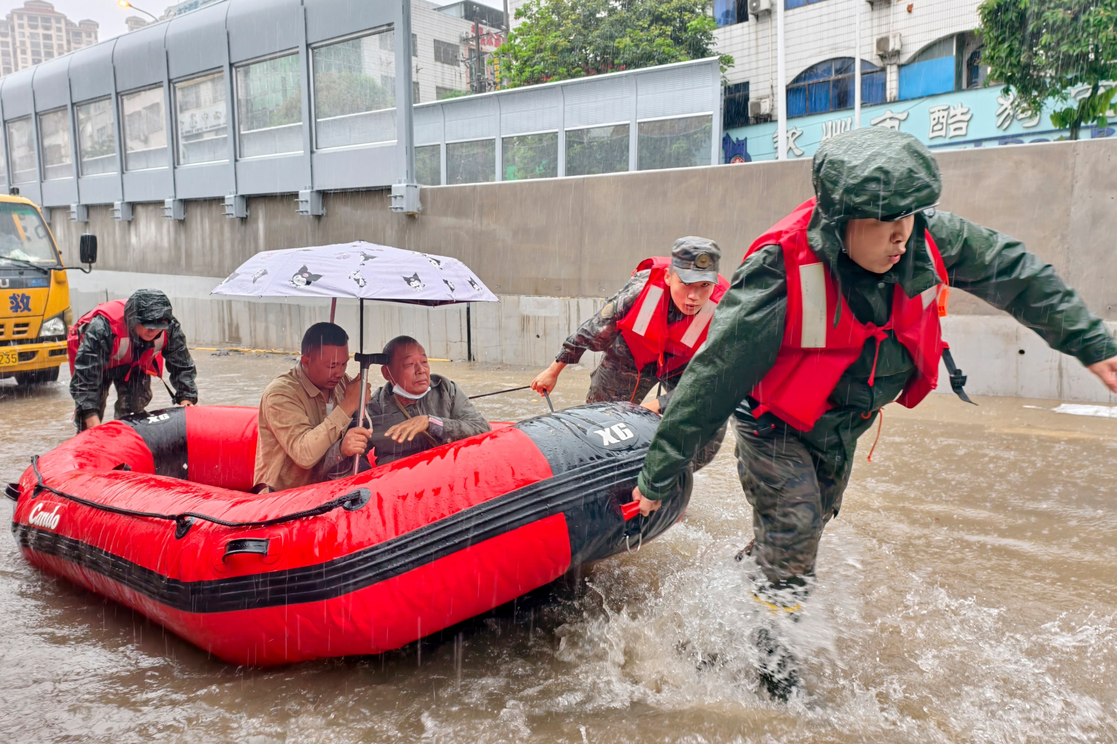 Residentes varados son evacuados en un bote durante una inundación tras fuertes lluvias en Qinzhou, en la Región Autónoma de Guangxi Zhuang, en el sur de China. (Ao Shuaichang/Xinhua via AP)