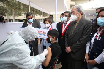 Ministro Gallardo supervisa la vacunación