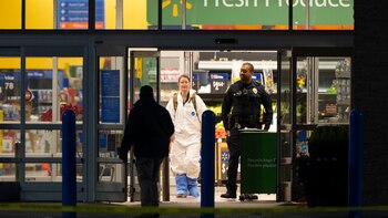 Agentes salen de la tienda