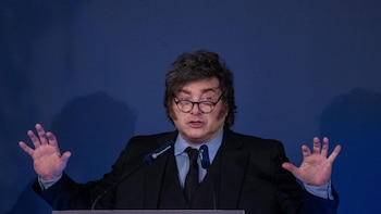 Milei atribuyó la suba del riesgo país a la volatilidad internacional y la oposición: "Enfrente están los orcos, una peste que quiere romper todo"