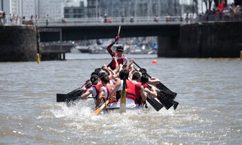 Domingo 26 por la mañana: competencia de los botes dragón en Puerto Madreo