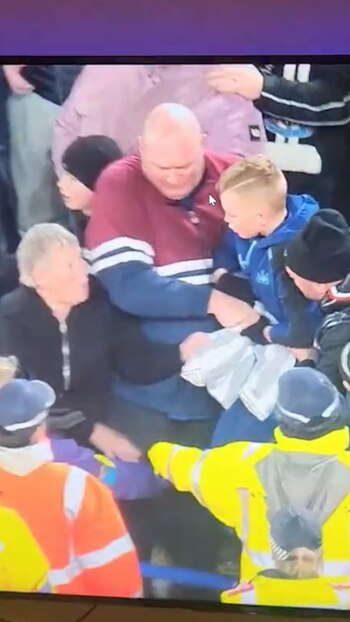 La pelea menos esperada: una abuela y un niño lucharon por una camiseta del Newcastle