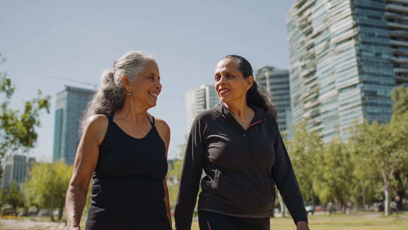 Expertas en fisioterapia recomiendan rutinas variadas para proteger la salud ósea de la columna vertebral y la cadera ( Imagen Ilustrativa Infobae)