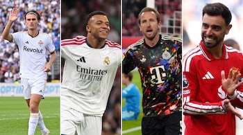 Cuatro paneles contiguos con Nico Paz, Kylian Mbappé, Harry Kane y Bruno Fernandes vestidos con uniformes deportivos en un campo de juego.