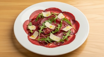 La bresaola puede servirse en