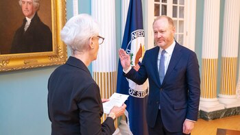 John Godfrey, el embajador americano