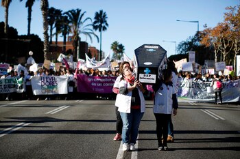Miles de enfermeras se manifiestan