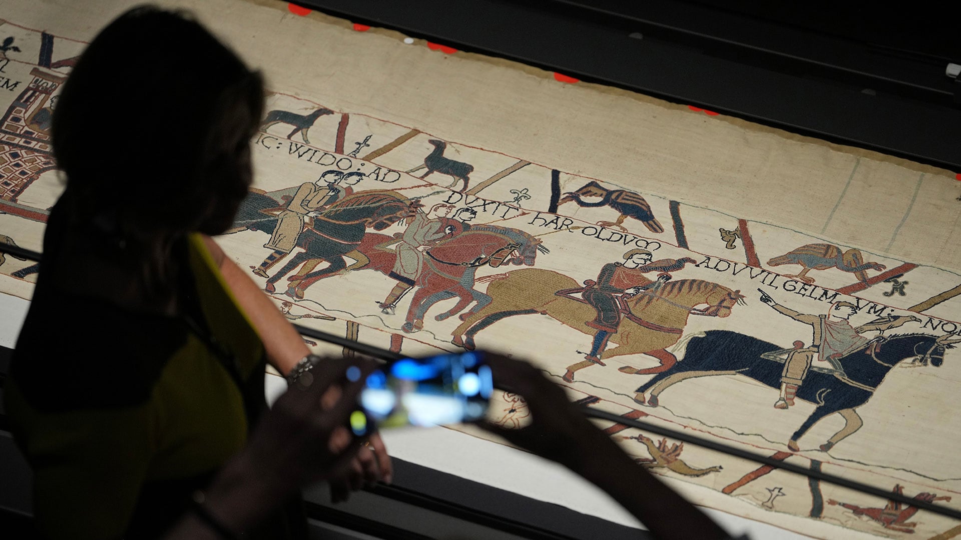 El préstamo del Tapiz de Bayeux fue presentado como un símbolo de la amistad entre Francia y Gran Bretaña tras años de negociaciones y un traslado bajo estrictas medidas de conservación