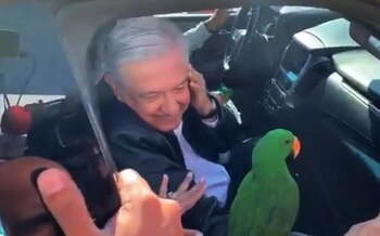 López Obrador recibe cualquier cantidad de regalos en sus giras (Foto: Captura de pantalla de Twitter)