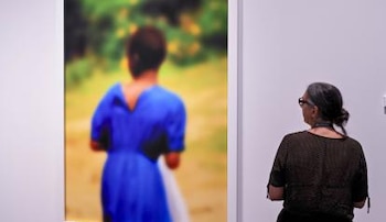 Una visitante en la exposición Desenfocado. Otra visión del arte en CaixaForum Barcelona.© Fundación ”la Caixa”