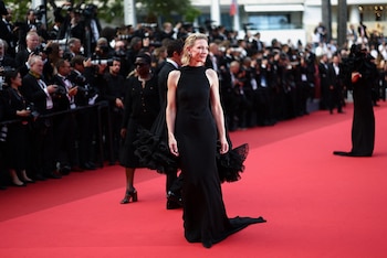 Vestido negro de corte recto con capa y volados de encaje para un giro romántico en Cannes 2025