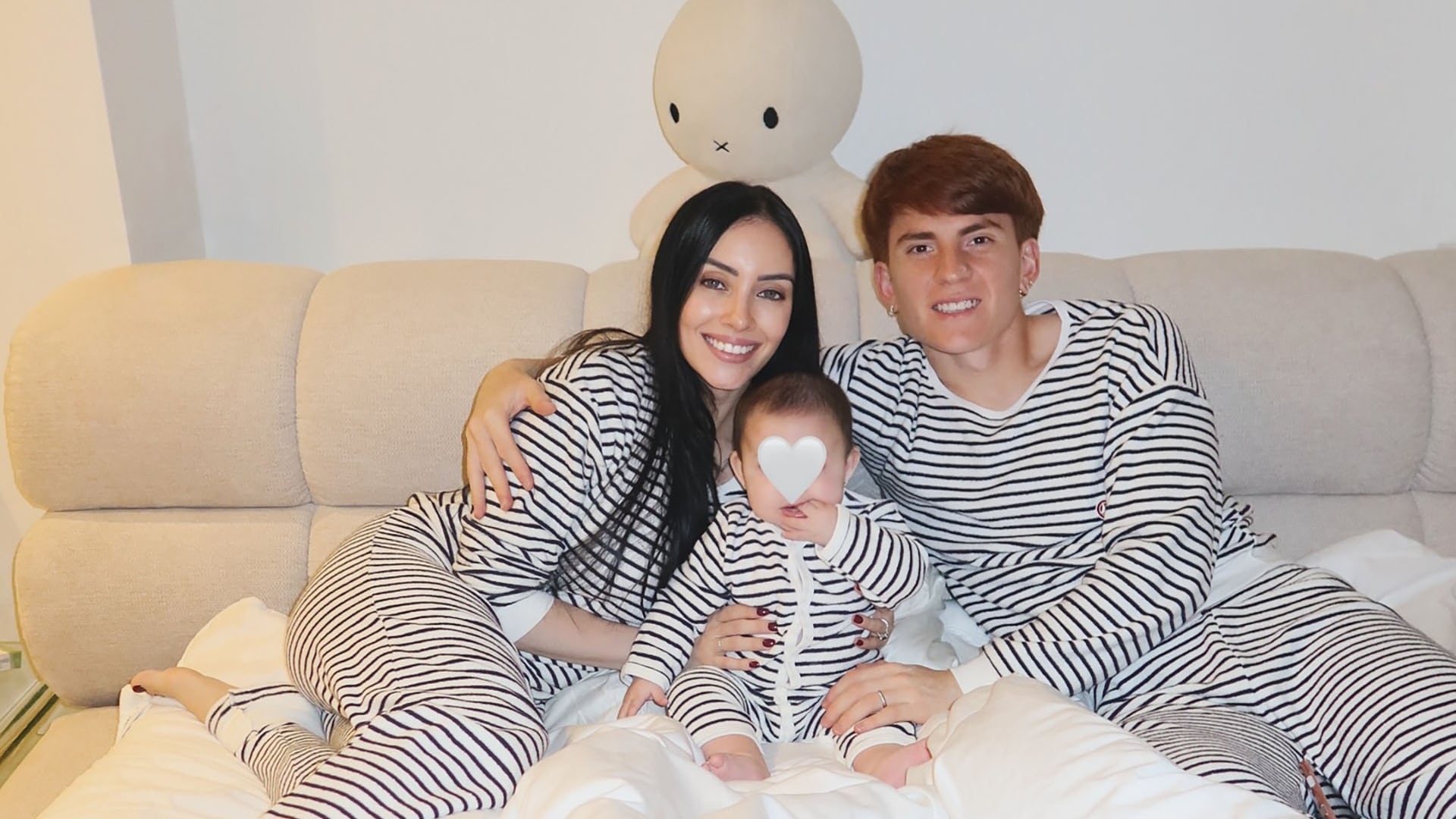 El mal momento que vivieron Colo Barco y su esposa Yaz Jaureguy con su bebé de 10 meses en un hospital francés (@yaz.jaureguy)