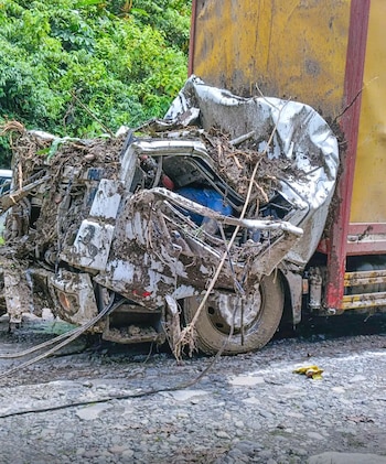 Un camión resultó completamente aplastado