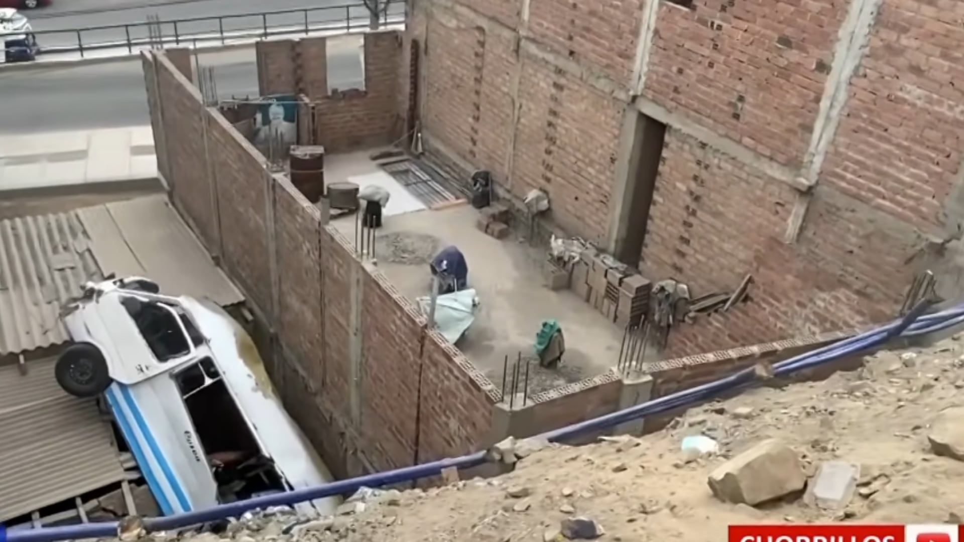 Una combi de transporte público destruye parte de una vivienda tras caer por una pendiente en la urbanización Buenos Aires, en Chorrillos. (Captura: 24 Horasa / Panamericana Televisión)