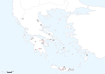 Refleja el mapa de Grecia y hay varios puntos marcados a lo largo y ancho de todas las islas.