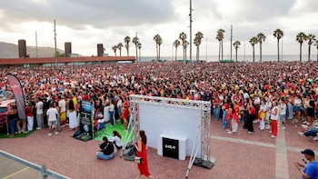Casi 8.000 personas asisten a la Plaza de la Música, en Las Palmas de Gran Canaria, para ver la final España-Argentina