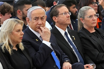 Sara Netanyahu, esposa del primer ministro israelí Benjamin Netanyahu, sentado a su lado, junto al presidente Isaac Herzog y la primera dama Michal Herzog asistena a una ceremonia (REUTERS)