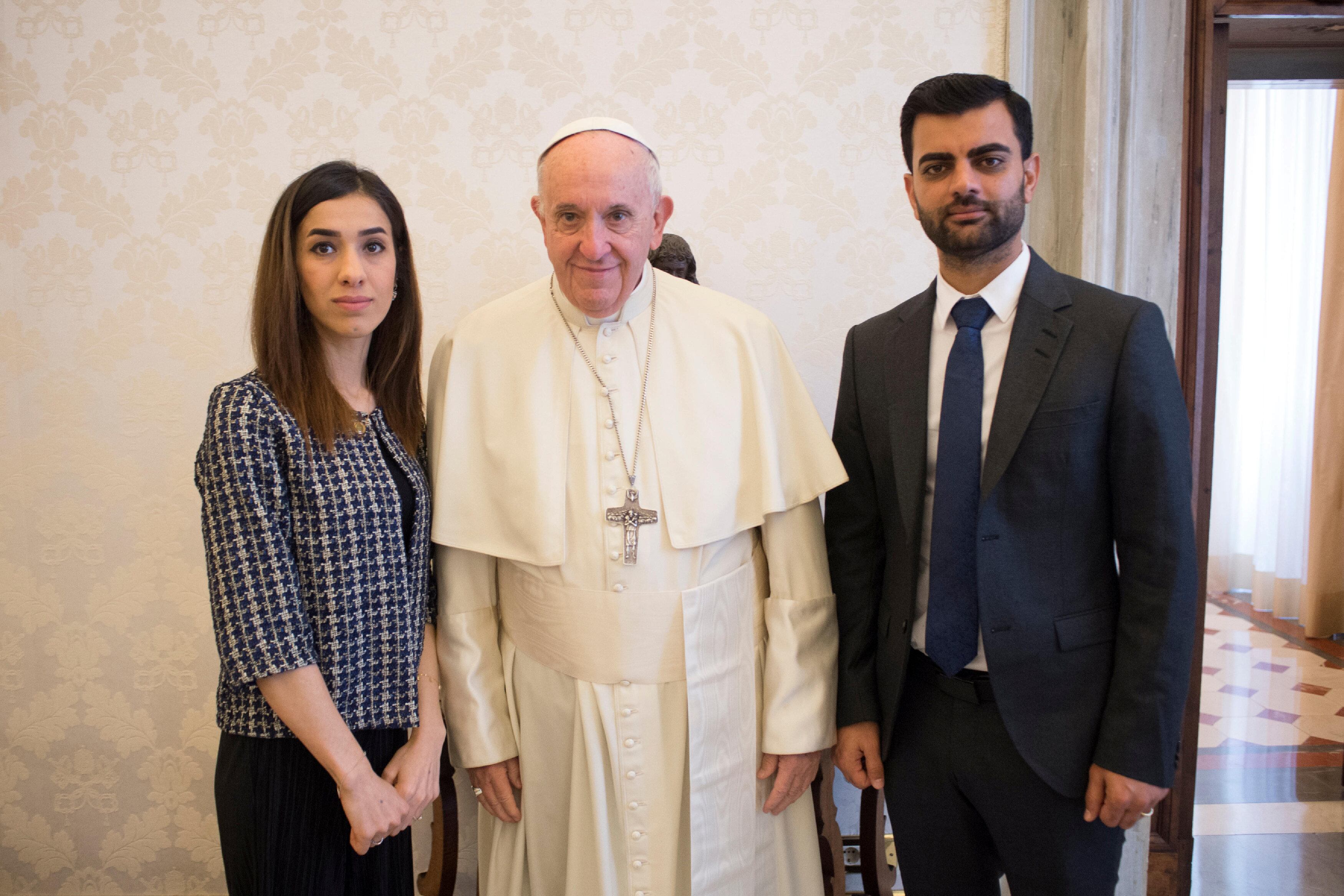 Nadia Murad en otra reunión con el Papa Francisco junto con el activista de derechos humanos Abid Shamdeen en el Vaticano, el 20 de diciembre del 2018. Vatican Media/Handout