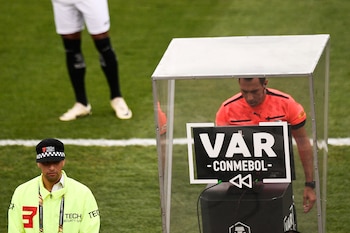 El VAR podrá intervenir antes de que el balón entre en juego en un córner o un tiro libre - crédito EFE