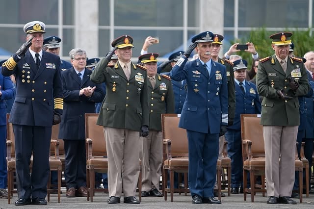 El ministro Presti y los jefes de las Fuerzas Armadas