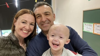 Alexandra Peraut, la única niña de España con progeria, la enfermedad ultra rara que provoca vejez prematura: “Lo más importante para nosotros es verla feliz cada día”