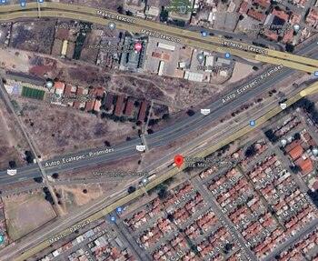 El hombre yacía boca abajo