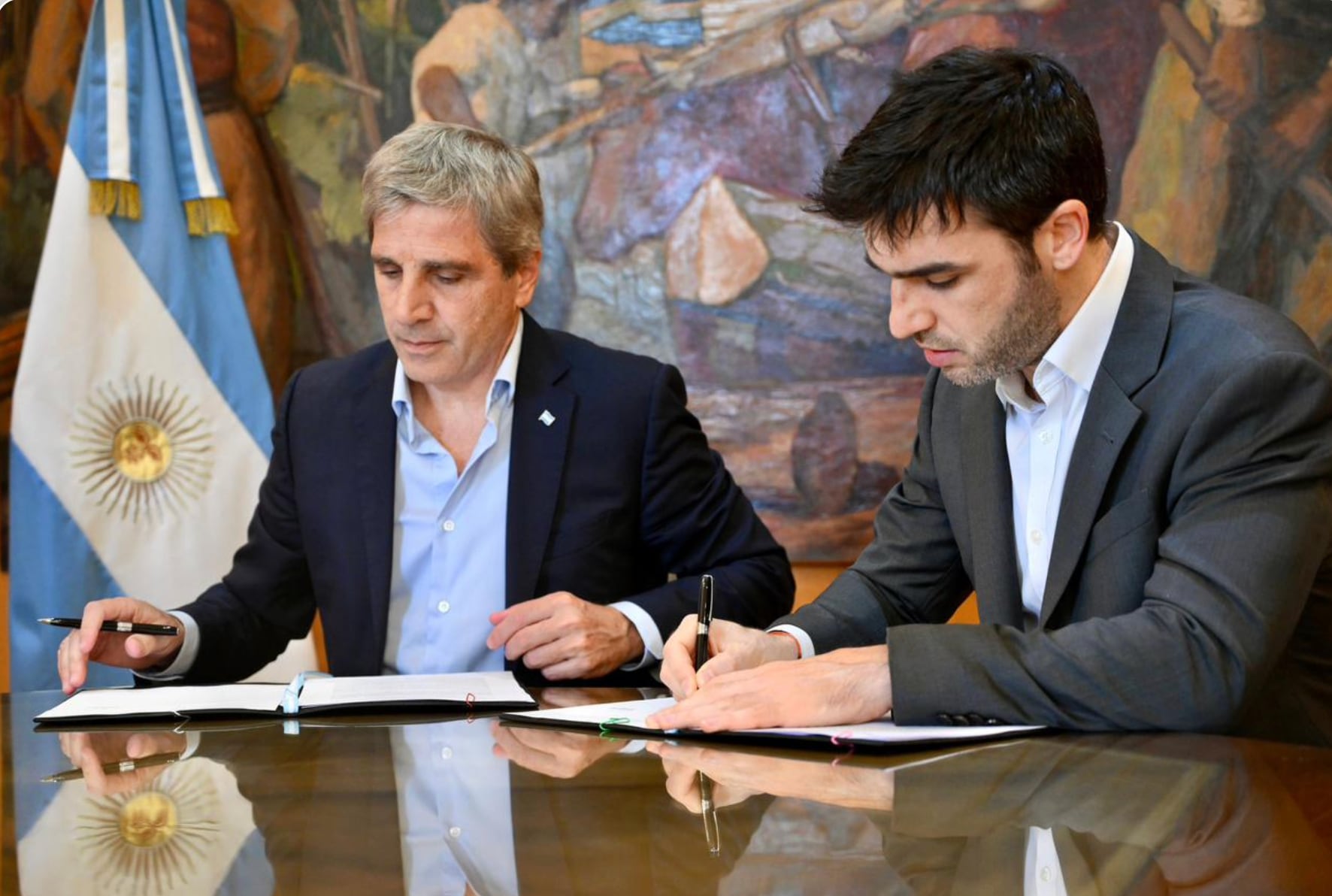 Torres firmó en sepiembre de 2025 con Luis Caputo un acuerdo para el traspaso de obras en Chubut