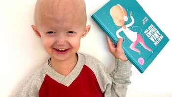Alexandra Peraut con el libro benéfico 'Una niña entre veinte millones', que cuenta su historia (Cedida)