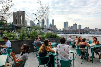 El mercado de DUMBO reúne propuestas de algunos de los chefs más reconocidos de la ciudad y ofrece vistas al Brooklyn Bridge.