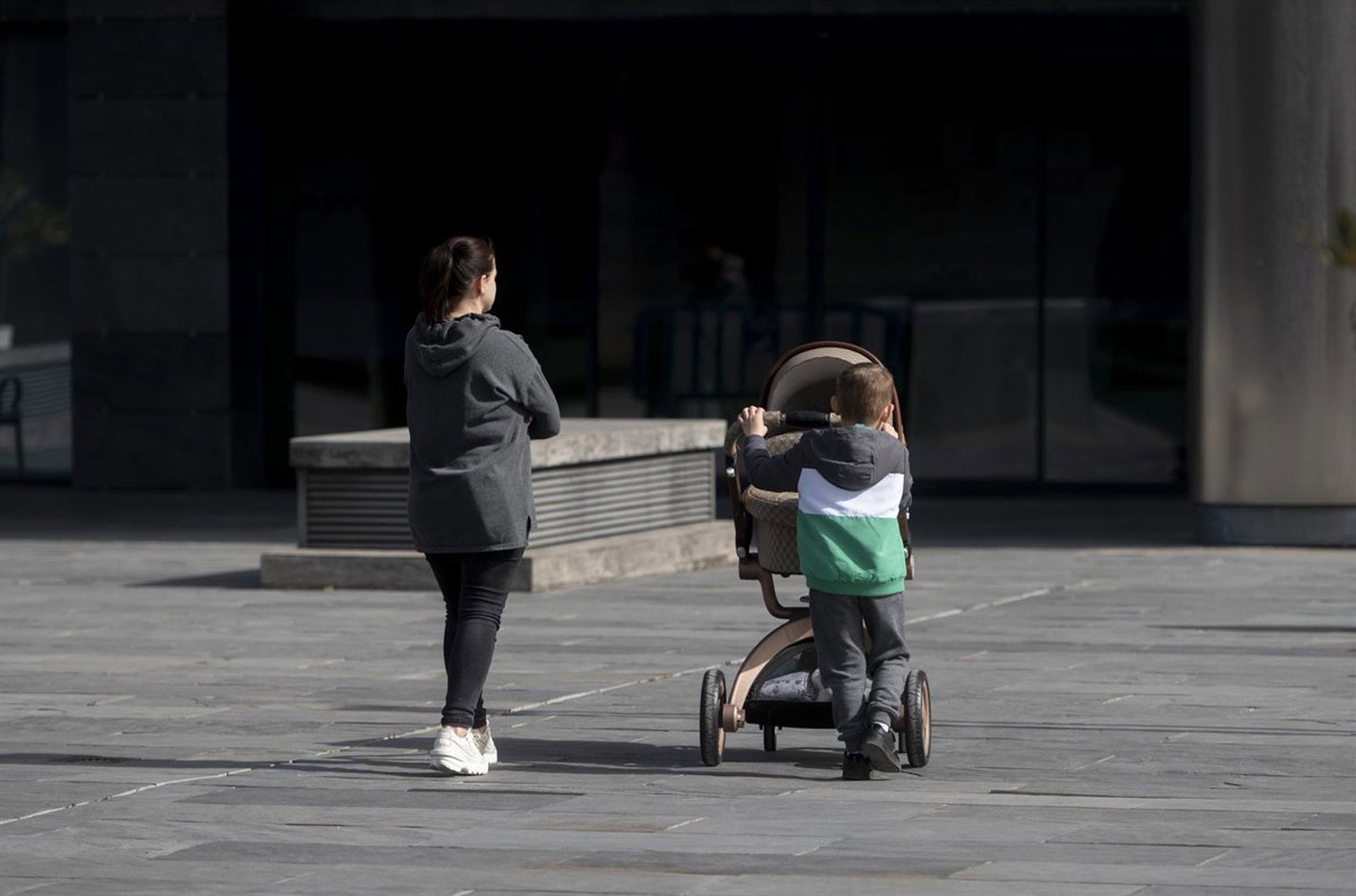 Una madre y un niño pasean con un carrito de bebé. (Alberto Ortega / Europa Press)