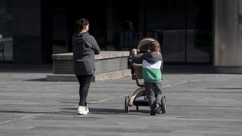 La violencia machista expulsa de casa a las madres que crían solas: familias monomarentales acaban viviendo en habitaciones o pensiones