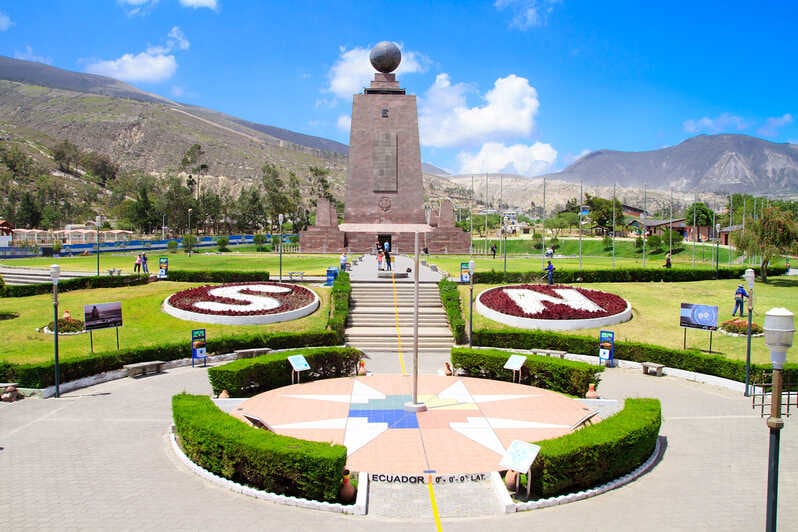 En 1992, el complejo turístico Ciudad Mitad del Mundo se abrió al público. El monumento rinde homenaje a la misión geodésica del siglo XVIII