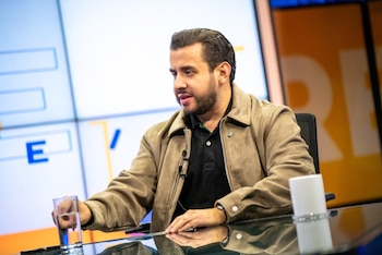 El ministro de Obras Públicas, Romeo Rodríguez, durante su participación en una entrevista televisiva donde expuso los avances de los principales proyectos de infraestructura vial en El Salvador (Cortesía: Ministerio de Obras Públicas).