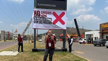 Profeco coloca lonas en gasolineras señaladas por elevar el precio del diésel como parte de un operativo de vigilancia