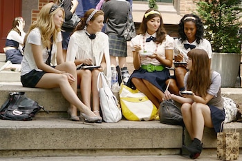 El cierre de la segunda temporada combina graduación, secretos difundidos y un salto de etapa que empuja a los personajes hacia conflictos de vida adulta. Shutterstock