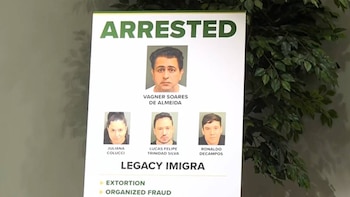 Póster con "ARRESTADOS" en verde, mostrando cuatro fotos de individuos. Abajo, "Legacy Imigra", "Extorsión" y "Fraude organizado"