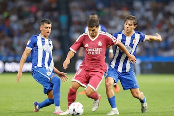 A CORUÑA, 12/08/2026.- El centrocampista del Real Madrid Brahim Díaz (c) se escapa de los jugadores del Deportivo, durante el partido del trofeo Teresa Herrera que Deportivo de A Coruña y Real Madrid disputan este miércoles en el estadio de Riazor, en A Coruña. EFE/Cabalar