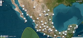 Mapa satelital de México con íconos de nubes y valores de temperatura en grados Celsius, junto a logotipos institucionales