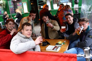 Un grupo de jóvenes bebe