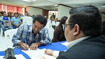Gobierno salvadoreño entrega escrituras de