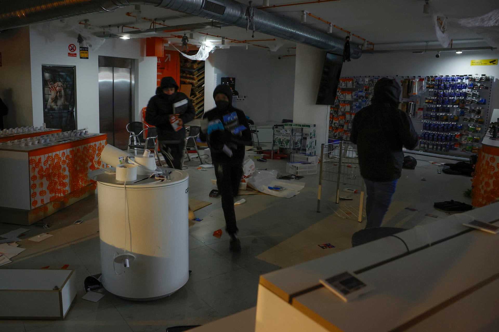 Una concentración de 600 jóvenes en el centro de Barcelona convocada por redes sociales ha derivado este sábado en saqueos de comercios, barricadas, quema de mobiliario urbano y enfrentamiento con los Mossos d