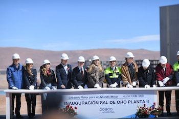 La secretaria General de la Presidencia, Karina Milei; el jefe de Gabinete, Diego Santilli; el vicejefe de Gabinete, Ignacio Devitt; y el secretario de Comunicación y Medios, Fabián Fernández, participaron de la inauguración de la Planta II del Proyecto Sal de Oro, en el Salar del Hombre Muerto, junto a los gobernadores de Salta, Gustavo Sáenz, y de Catamarca, Raúl Jalil