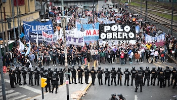 Mañana de tensión en los accesos a la Ciudad de Buenos Aires: se registran protestas por el fin de planes sociales