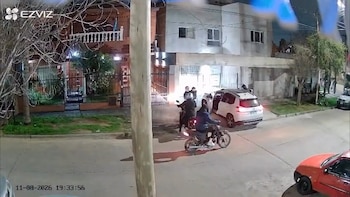 “Pegale un tiro”: motochorros armados amenazaron a un hombre y a su hijo y les robaron la camioneta en Morón