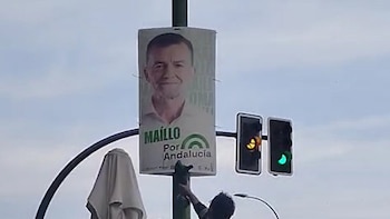 PSOE y Por Andalucía acusan al alcalde de Sevilla de "antidemócrata" por retirar carteles electorales de farolas