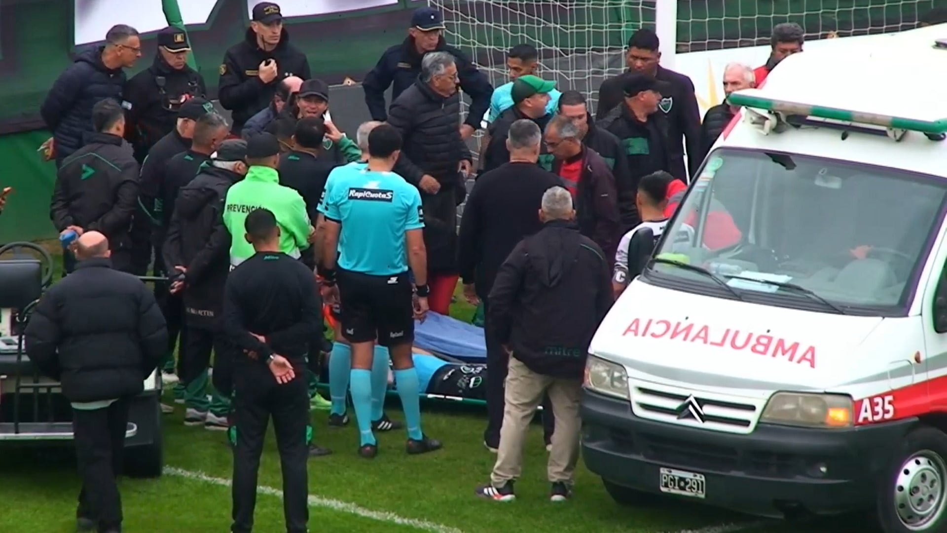 El arquero de Nueva Chicago, Facundo Masuero, es retirado en camilla por personal médico y de seguridad del campo de juego tras ser agredido por fanáticos de San Martín de San Juan. (Captura LPF Play)