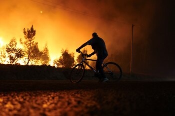 Un hombre conduce una bicicleta