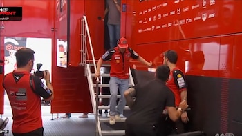 Marc Márquez sale cojeando de Le Mans. (X/MotoGP)