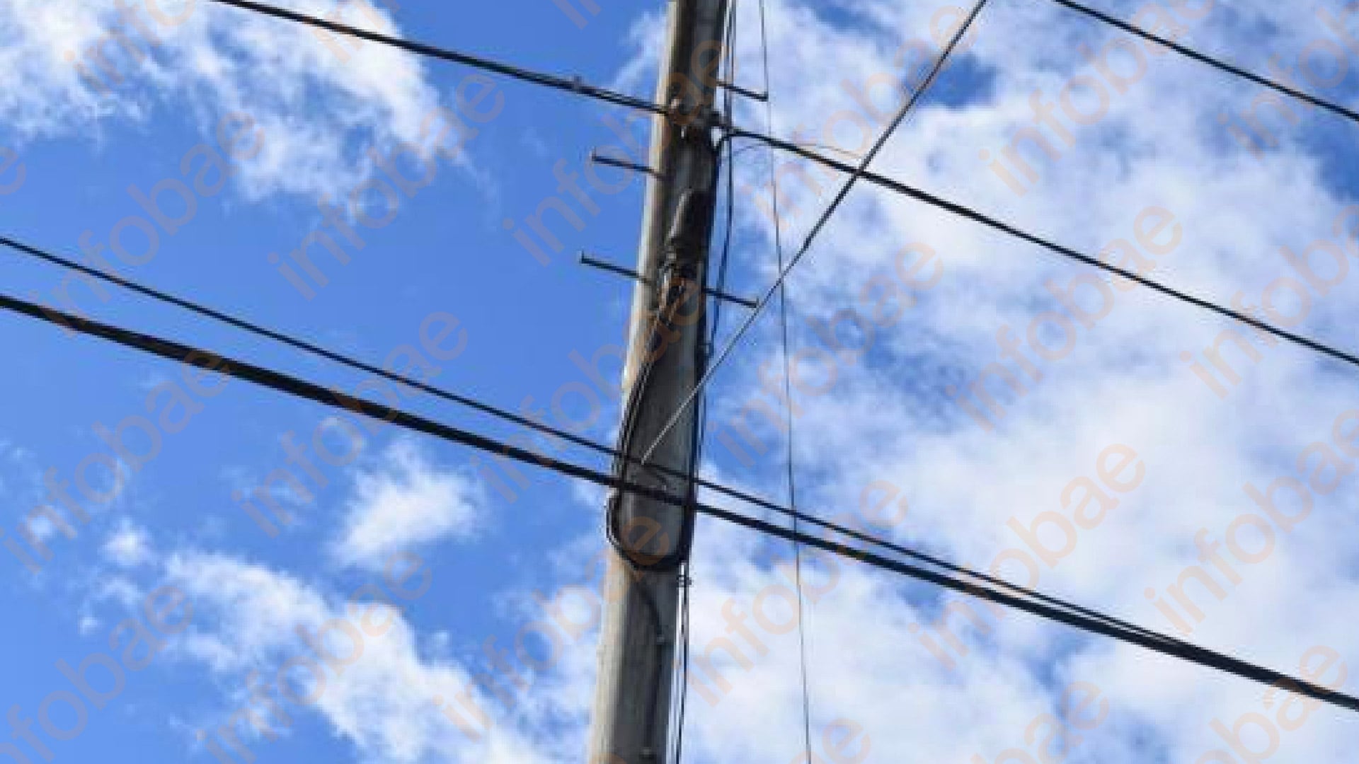 La estructura formaba parte de una red telefónica y estaba ubicada junto al frente del domicilio del demandante. Imagen del informe pericial (Poder Judicial)