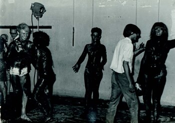 En el happening “Meat Joy”,